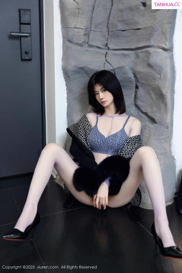   [XiuRen]高清写真图 2025.12.19 No.11131 凌七七 紫色连体丝袜第12张图片